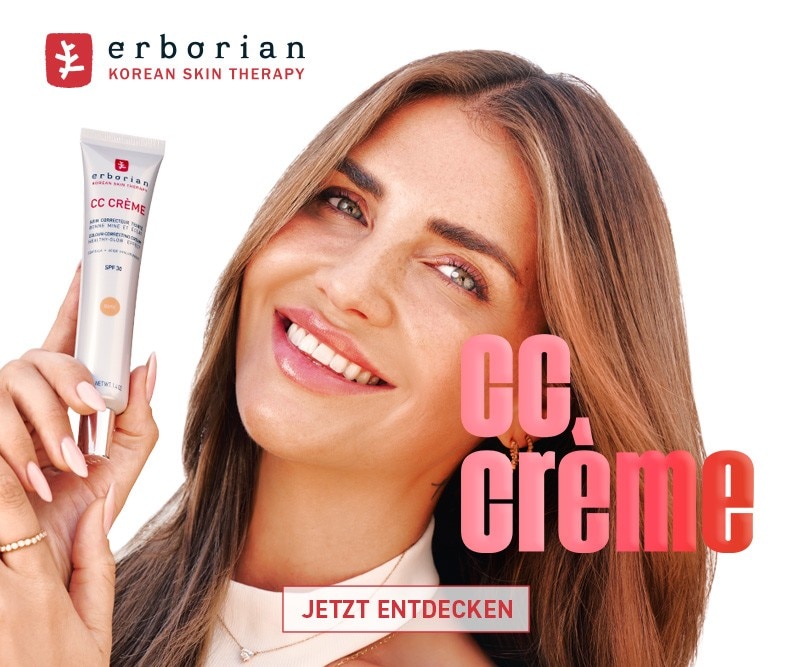 Eine Person hält eine silberne Tube Erborian CC Crème.